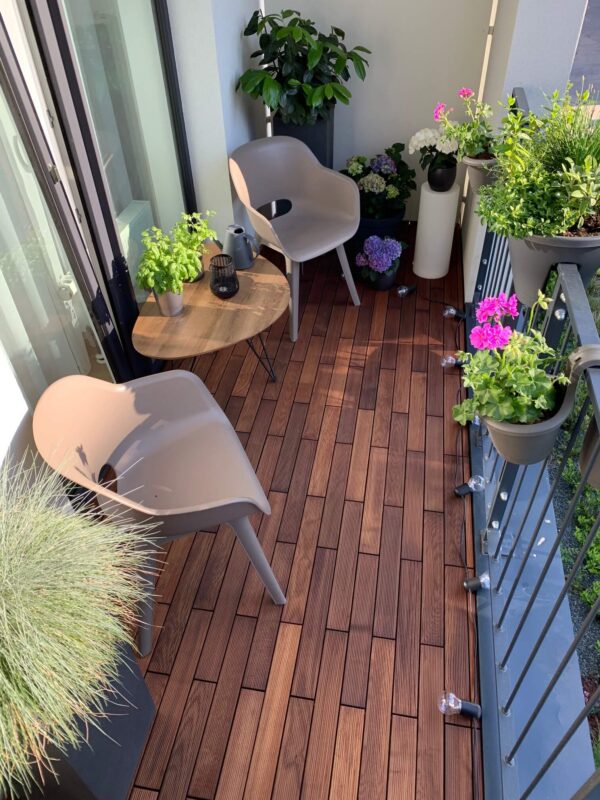 I malý balkon v paneláku se dá proměnit v útulné místo pro ranní kávu. Zjistěte, jak spojit podlahu GUMIdeck z dřevěných nebo bezúdržbových WPC prken s nábytkem a doplňky.