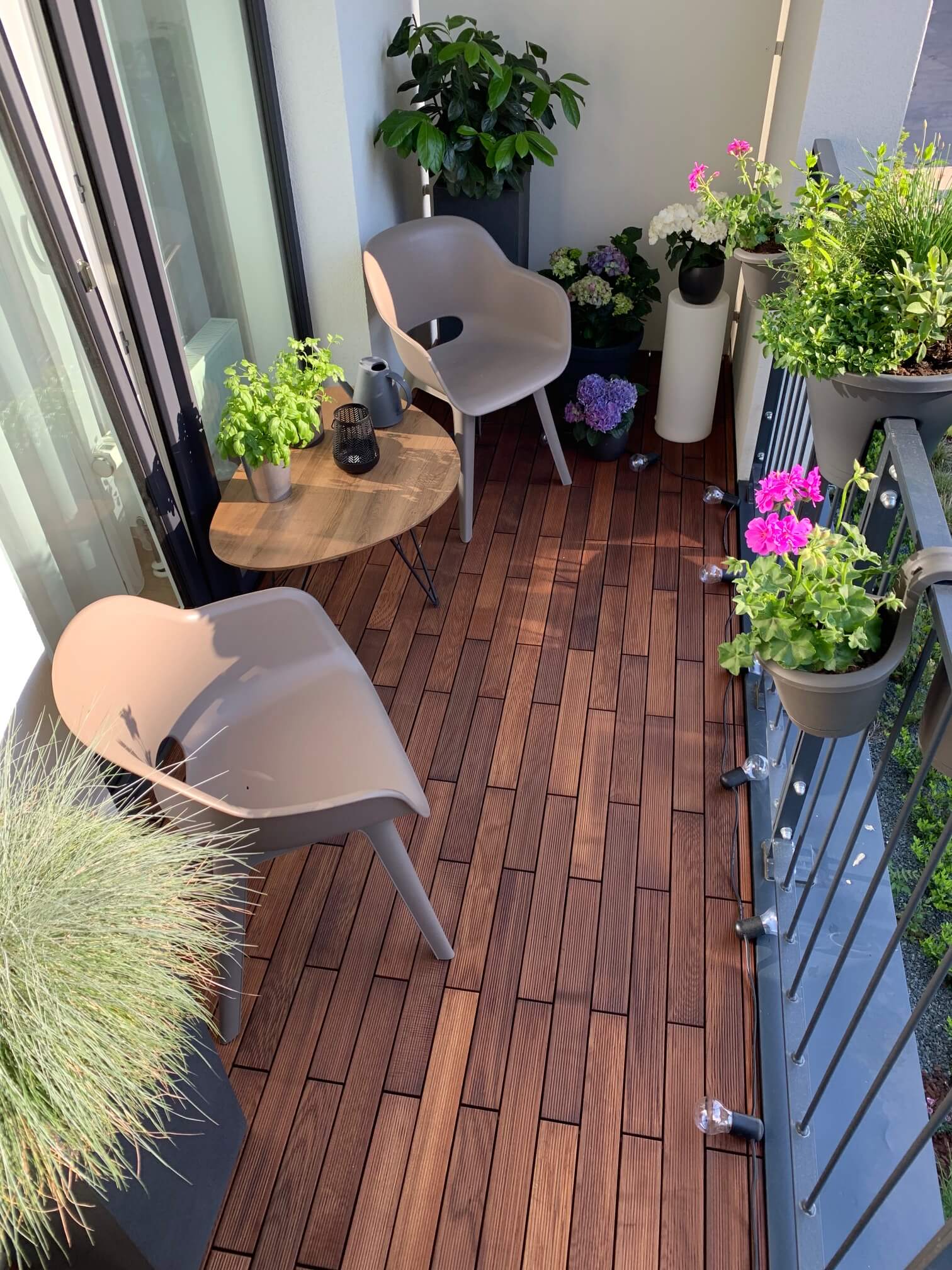 I malý balkon v paneláku se dá proměnit v útulné místo pro ranní kávu. Zjistěte, jak spojit podlahu GUMIdeck z dřevěných nebo bezúdržbových WPC prken s nábytkem a doplňky.